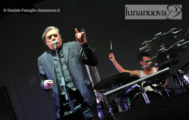 Gli Einsturzende Neubauten al Flower Festival 