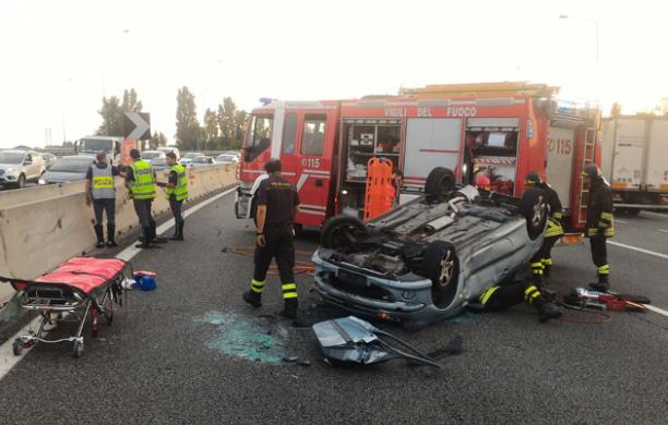 Rivoli, auto si ribalta dopo la carambola in tangenziale: 44enne estratta dalle lamiere