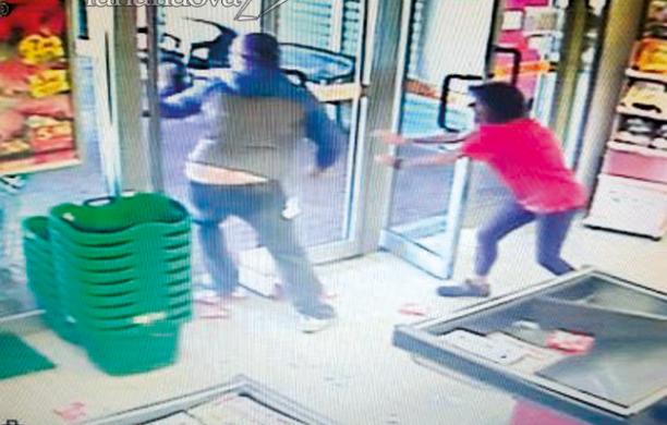 Collegno, evade dai domiciliari e rapina il supermercato sotto casa