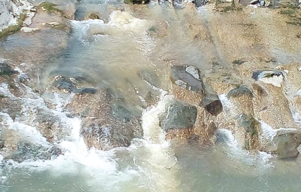 S.Giorio: la fogna "perde" e sversa nella Dora