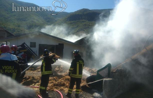 S.Antonino: fieno in fiamme sotto la tettoia della cascina