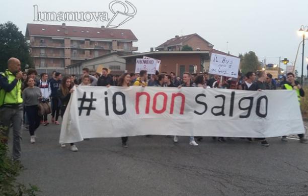 Piossasco, studenti in corteo per ottenere un trasporto più conveniente
