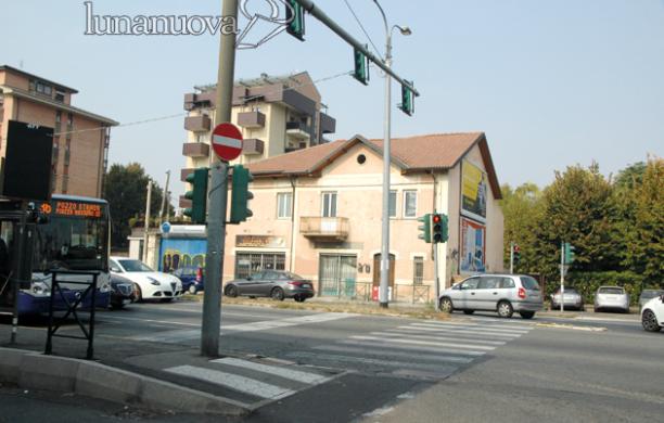 Collegno, investe anziana sulle strisce e si dilegua: caccia al pirata della strada