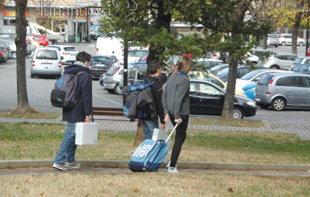 REDAZIONE IN PIAZZA Scuola, tra genitori e nonni: i forzati del trasporto
