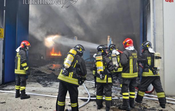 Pianezza, ancora fiamme nella zona industriale