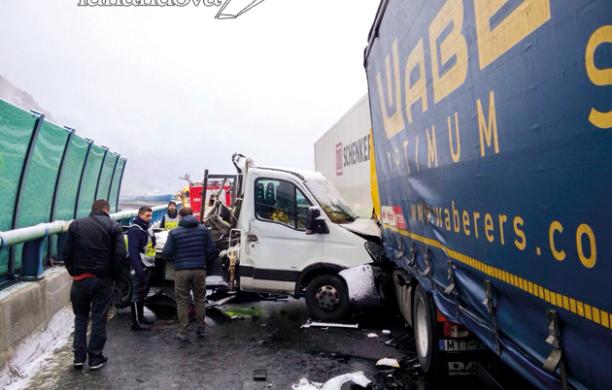 Basta poca neve: due incidenti sull'A32, coinvolti ben 13 mezzi