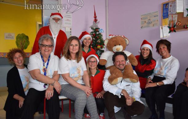 Rivoli, festa in pediatria con Babbo Natale e elfi