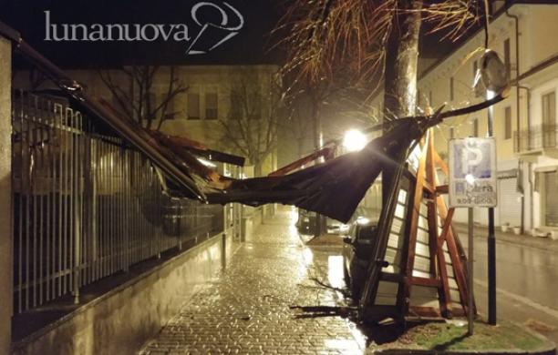 Condove, il vento sradica la tettoia in lamiera