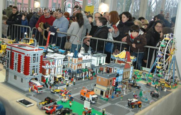 Grugliasco, migliaia in coda per i mattoncini Lego