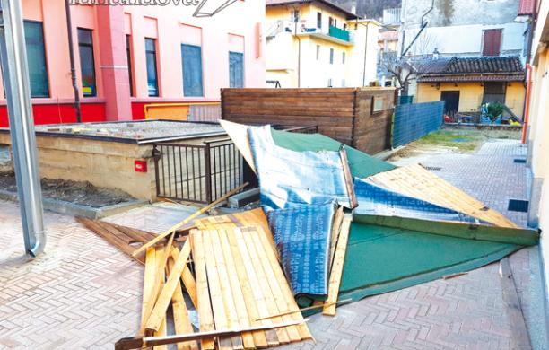 Tegole in strada, scuole chiuse a Vaie: divelta la tettoia della materna