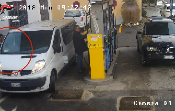 Susa: rubava cellulari ai distributori di benzina, denunciato