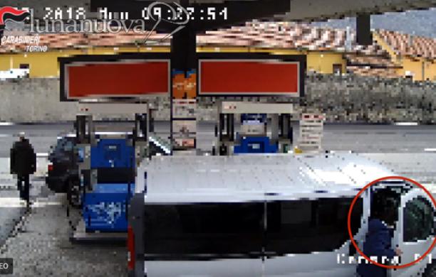 Susa, rubava i cellulari sulle auto al self: denunciato