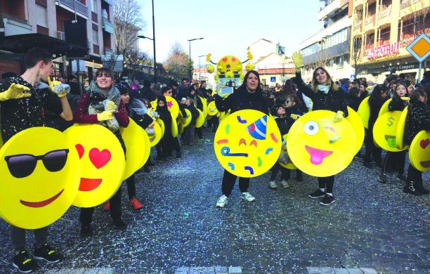 Rivoli, una domenica tra carri, maschere e tantissima gente