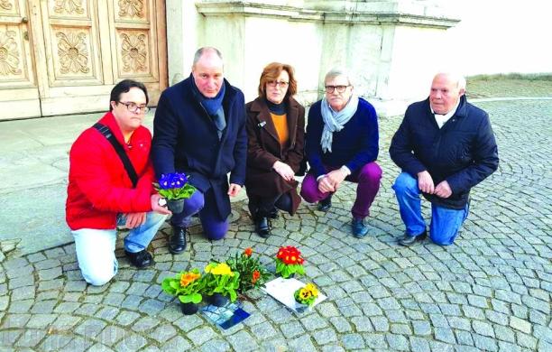 Collegno: rubata la pietra, poi anche i fiori