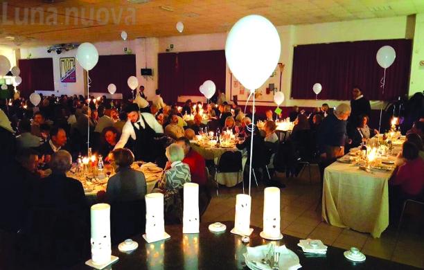 Pianezza, salta la fiaccolata ma la cena al buio fa il pienone