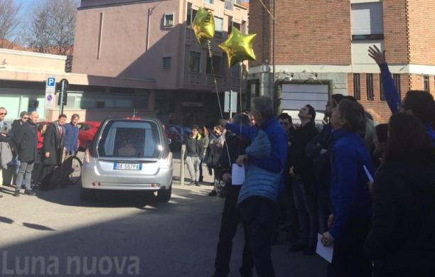 Rivoli, ultimo abbraccio a Luca Messineo, giovane consigliere M5S