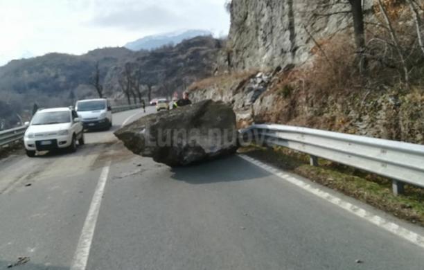 Susa, crolla un masso sulla statale 25 del Moncenisio