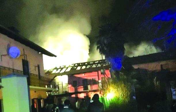Almese: tetto a fuoco, caseggiato inagibile