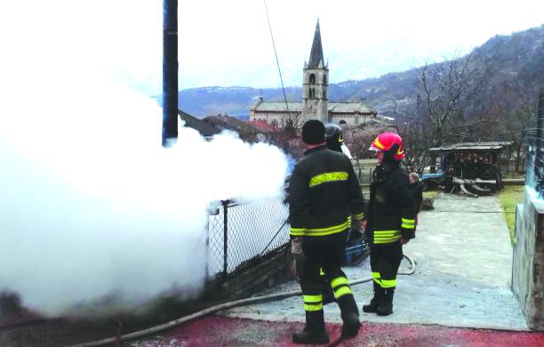 Bruciano la catasta di legno e i macchinari, paura in centro a Venaus