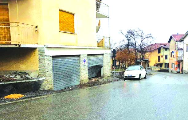 Meana, si schianta in auto colto da un malore