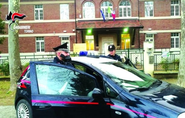 Collegno, ladro seriale in azione di notte al Curie: colto sul fatto