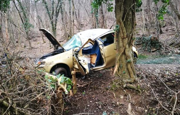 Avigliana, carambola tra gli alberi di via Grignetto: grave un automobilista 