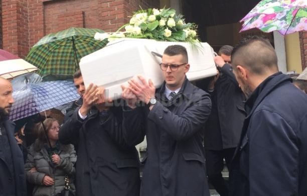 Rivoli, lacrime e note per l'addio a Beatrice