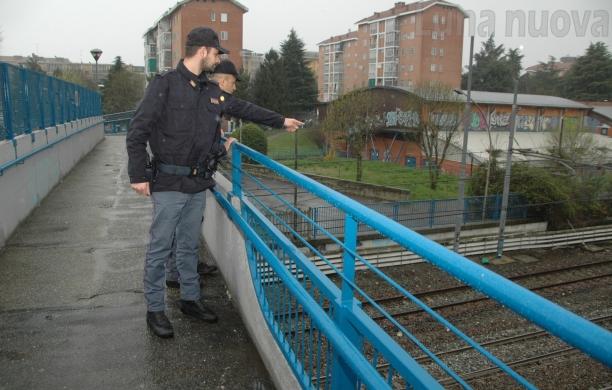 Collegno, in bilico sul cavalcavia: salvata da due poliziotti