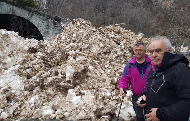 Venaus: la valanga schiaccia tutto, montagna di neve sulla statale