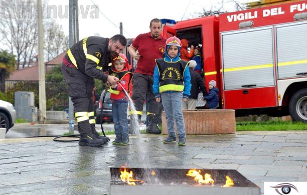 Rosta, la pioggia non ferma la carica dei baby pompieri