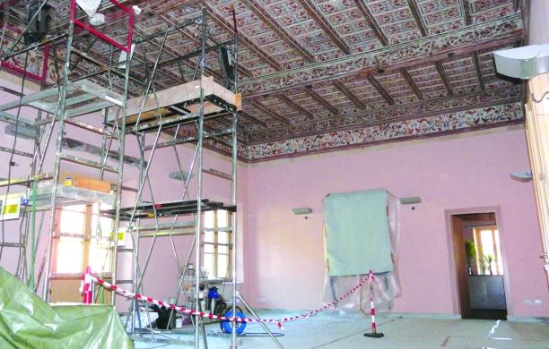 Borgone: in sala consiliare via al restauro del cassettonato ligneo