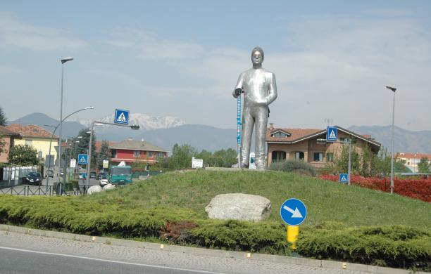 Sondaggio: a chi non piace lo ‘stranger’ sulla rotonda di Pianezza?