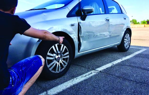 Susa: provoca l'incidente con un sorpasso azzardato, poi scappa