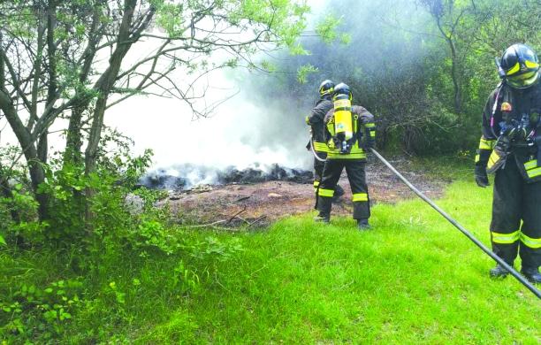 in fiamme gli pneumatici abbandonati vicino all'autostrada