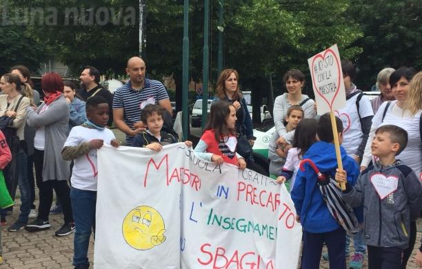 Alpignano: flash mob in piazza a sostegno delle maestre diplomate
