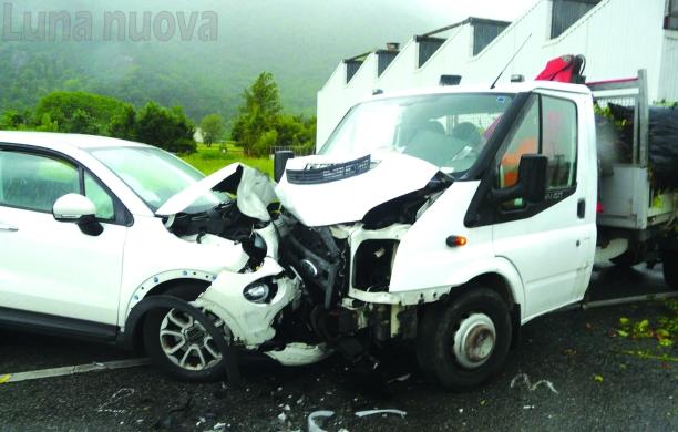 Frontale tra Vaie e Chiusa: auto contro furgoncino, due feriti lievi