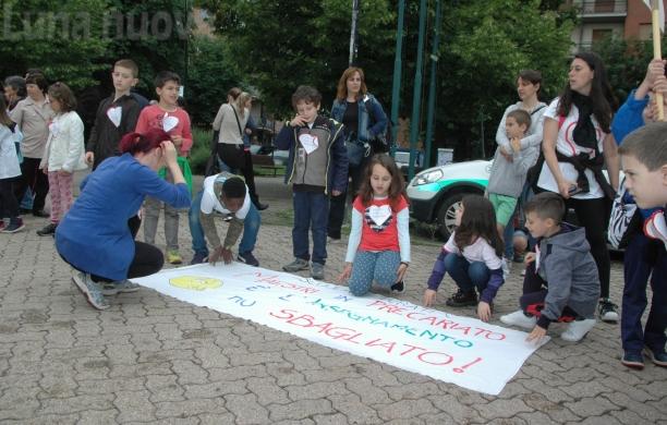 Alpignano, flash mob in piazza per i maestri a rischio