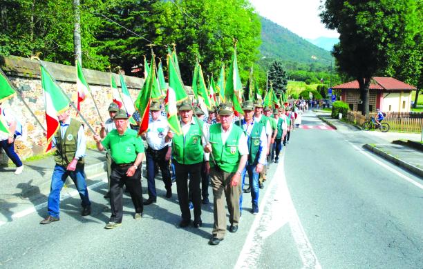 Caselette, 70 anni da Alpini: grande invasione con le penne nere