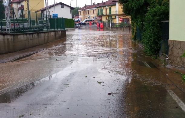 Rosta, bomba d'acqua giù dalla collina ed è il caos