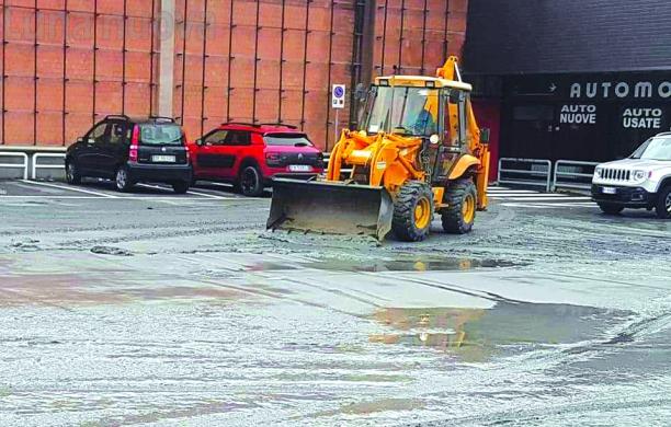 Onda anomala dalla Dora, il canale esonda a Chianocco