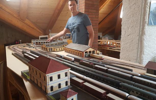 Maurizio Riffero e la ferrovia in soffitta: un plastico da sogno