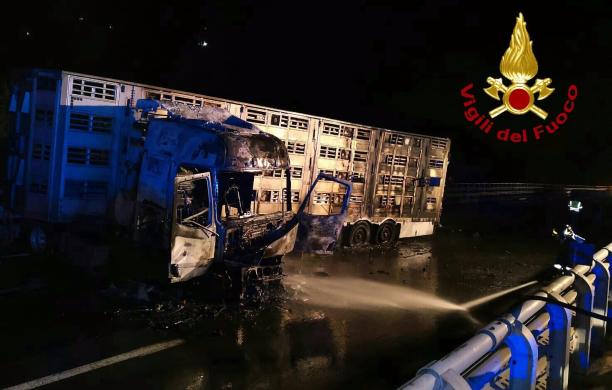 Borgone: brucia un tir nella notte sull’Autofrejus