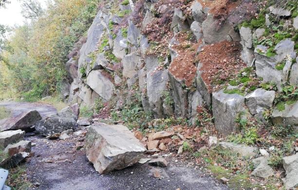 S.Antonino: frana sulla montagna, si attende la draga per liberare la strada 