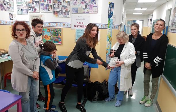 Susa, il saluto di mamme e bambini alla pediatra che va in pensione