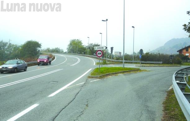Borgone: semaforo "intelligente" e marciapiede più vicini