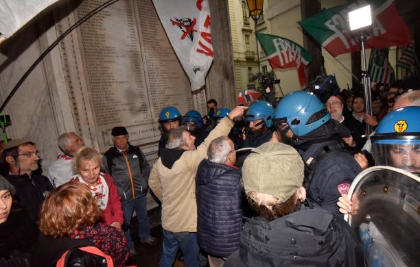 Torino vota No Tav, tensioni dentro e fuori