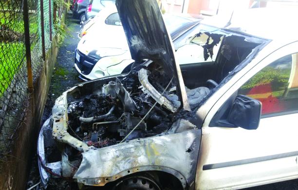 Cortocircuito per la pioggia a Susa, furgone distrutto dalle fiamme