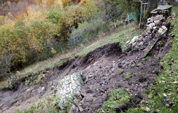 Vaie, Folatone: il prato eroso dalle piogge frana nella strada