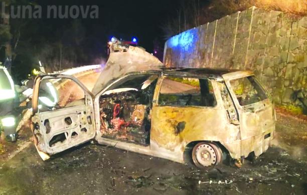 Cesana: evita il capriolo, distrugge l'auto