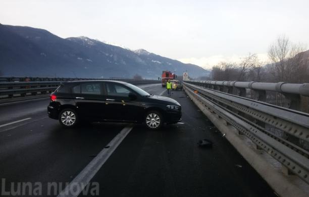 Asfalto ghiacciato, paurosa carambola in autostrada